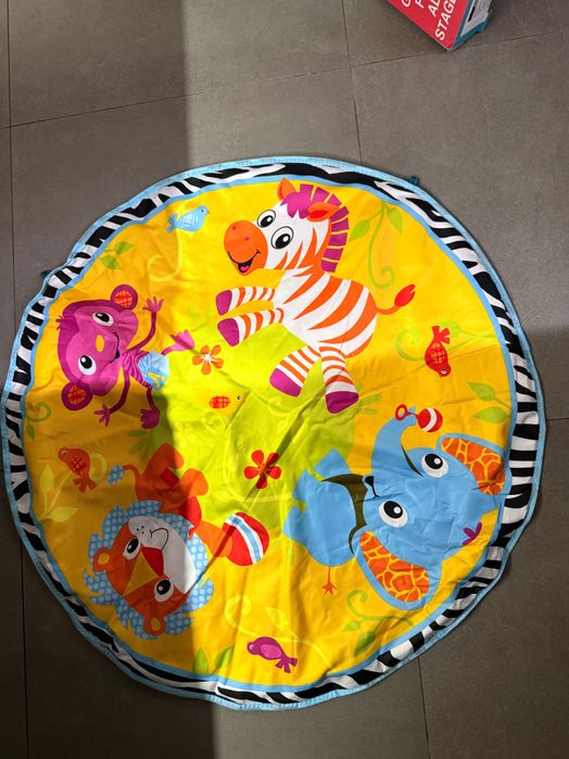 Детский коврик с дугами и игрушками