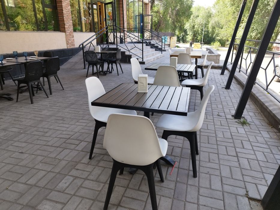 Пластиковые столы,стулья для кафе ,ресторанов