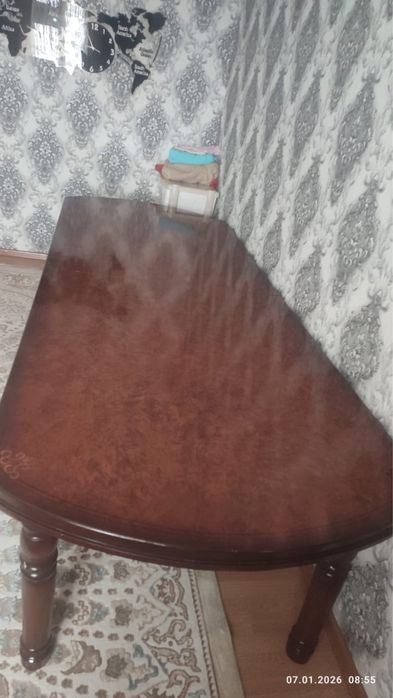 Қатты ағаштан жасалған стол
