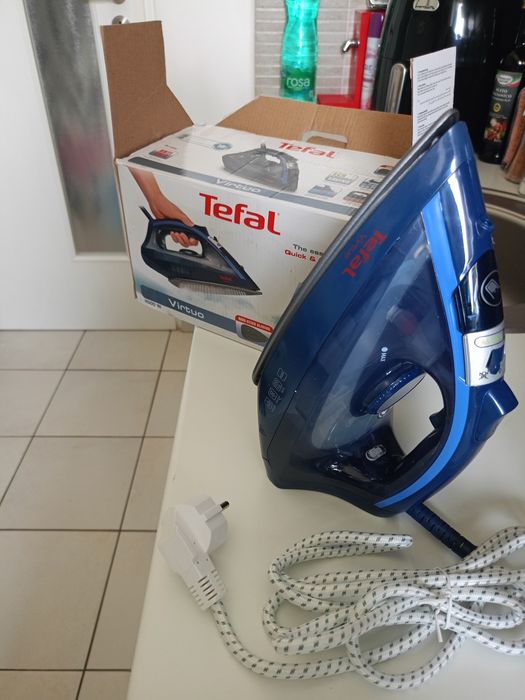 Vând fier de călcat Tefal Virtuo talpa ceramica produs de calitate.