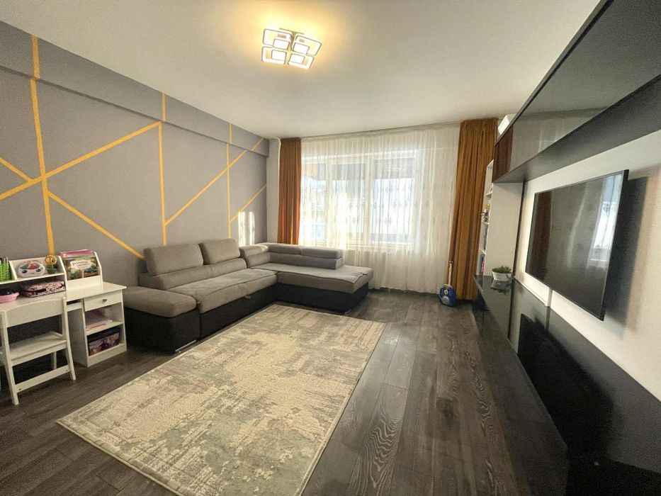 Vând apartament cu 2 camere ,zona Bucium