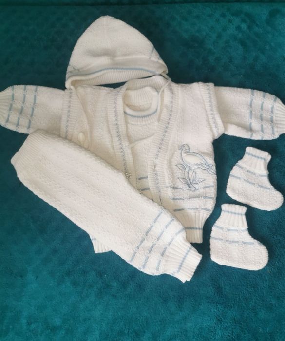 Продам костюмчики на малышей