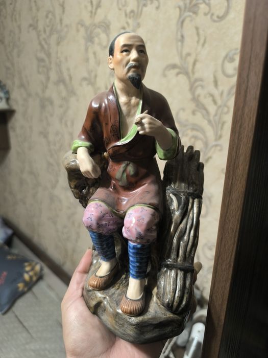 Фарфоровая статуэтка.