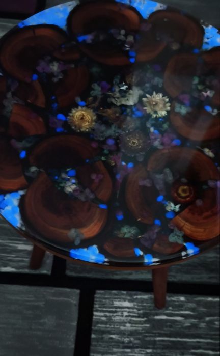 Măsuță de cafea handmade din rășină epoxidică – Glow in the Dark – uni