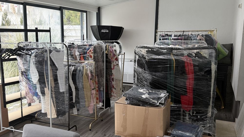 Afacere la cheie: stoc haine NOI + standere+manechin