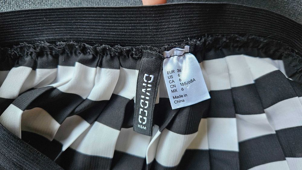 Къса пола H&M Divided размер 36 черно-бяла