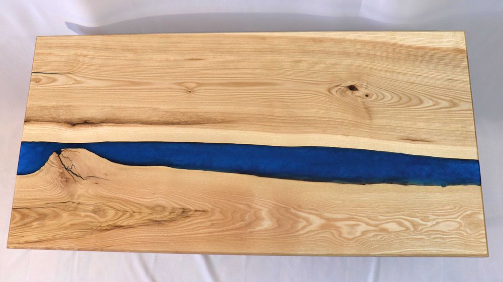 Măsuță de cafea din lemn de frasin și rășină – finisaj mat, unicat