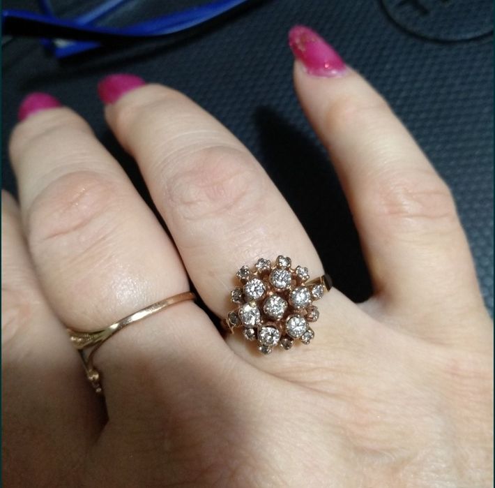 Продаю кольцо с бриллиантами