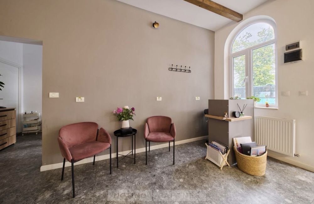 Inchiriez post manichiuriata coafor