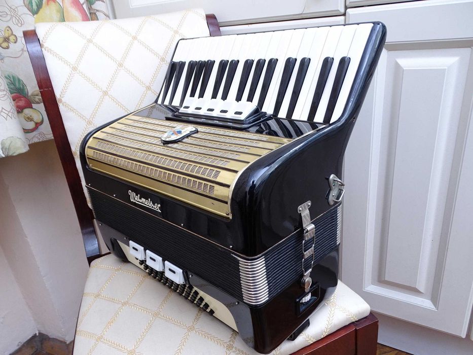 Много запазен стар акордеон Велтмайстер 60 баса