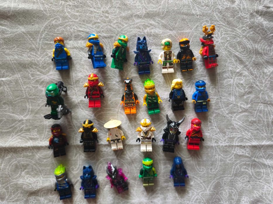 Vând lego Ninjago figurine originale