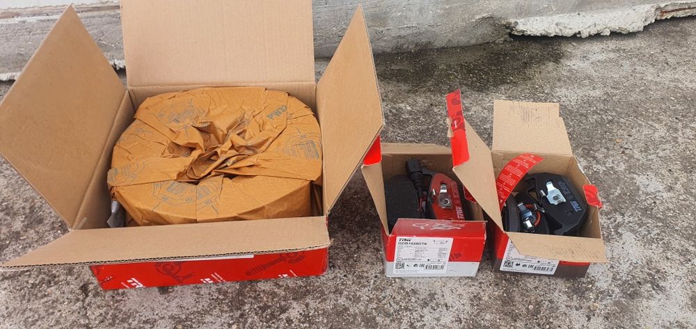 Нов преден спирачен комплект TRW - VW, Audi, Skoda, Seat