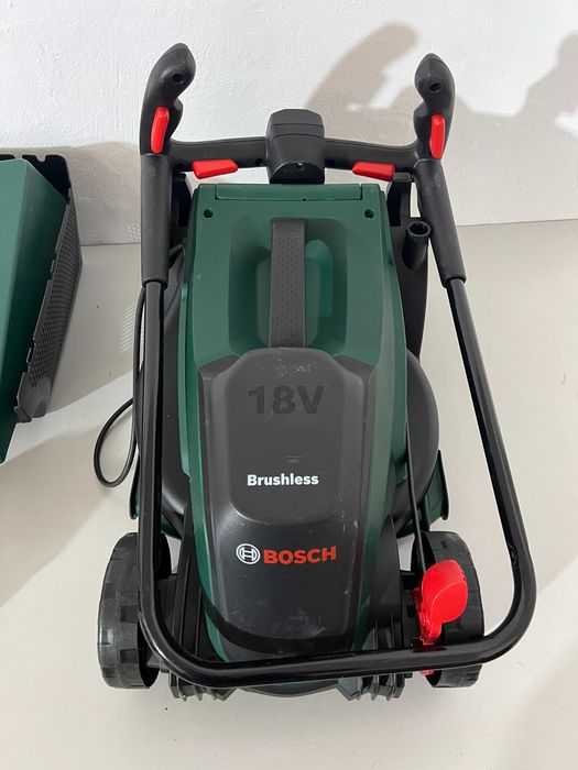 Mașină de tuns gazon cu acumulator Bosch CityMower 18V-32-300