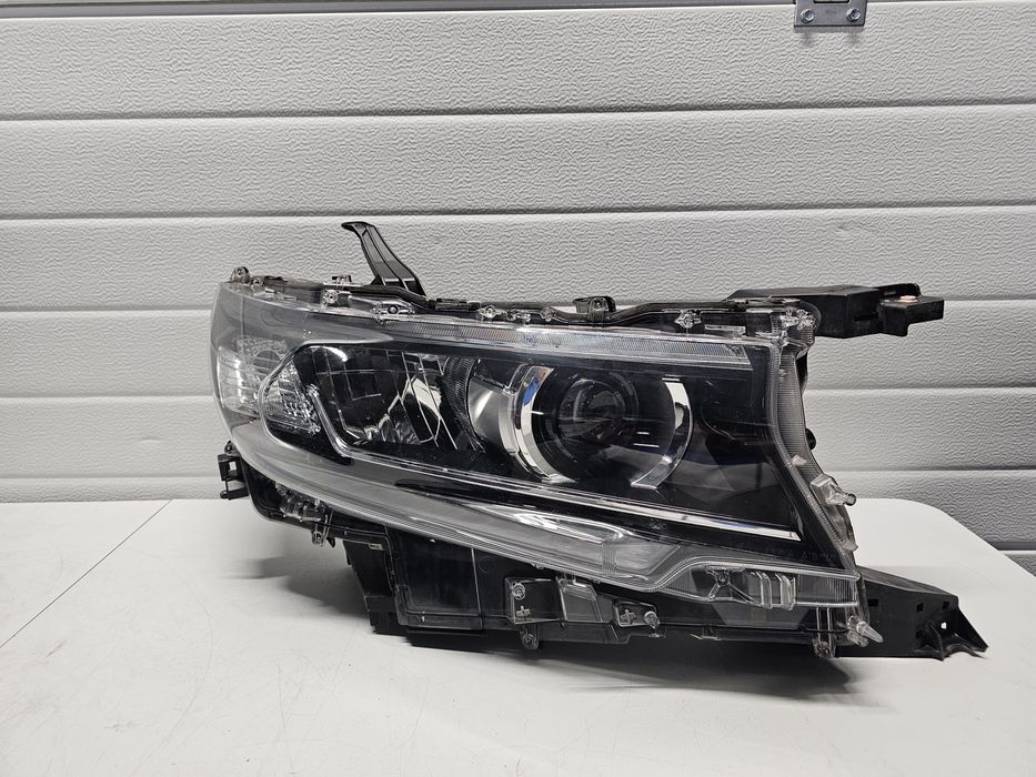 Far dreapta cu Led Toyota Land Cruiser J150