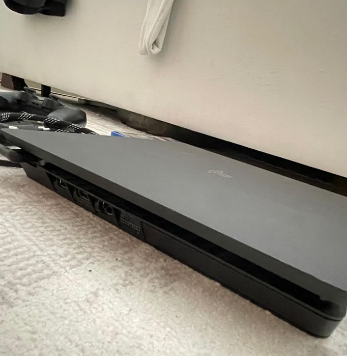 PS4 Slim 1 TB + 2 геймпада + PS Plus + популярные игры