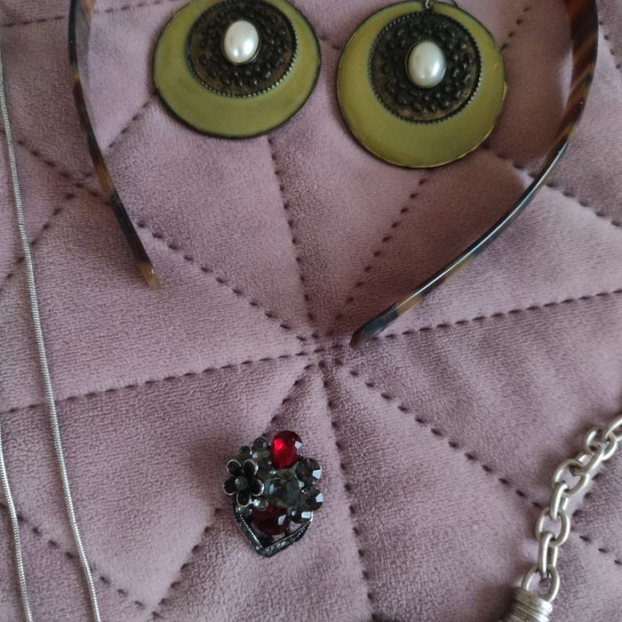 Лот бижута, обеци, колиета, гривни, медальони, брошки, диадема