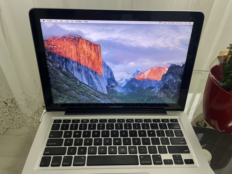 Vând MacBook Pro