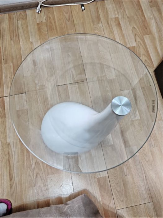 Малка стъклена кръгла маса, 52 с висока, без забележки
