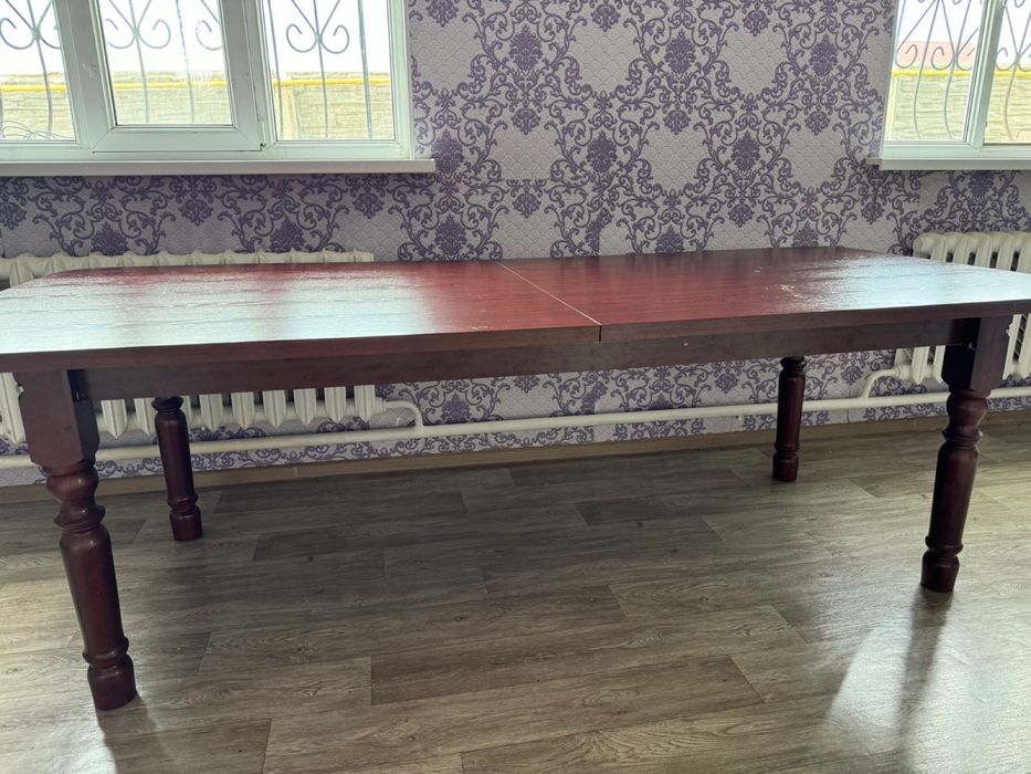 Стол гостиной