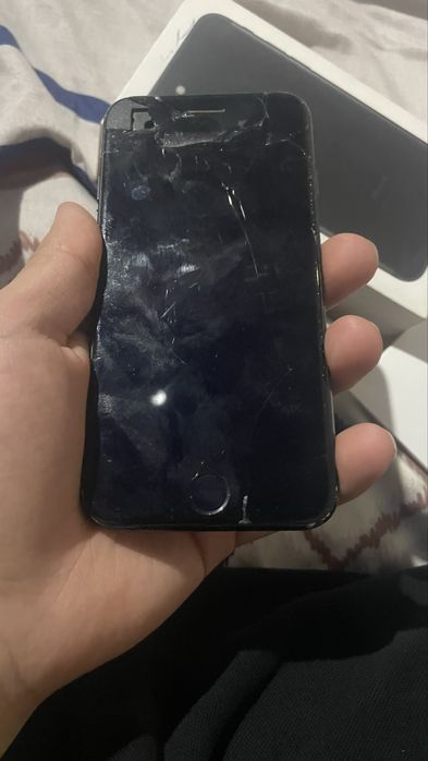 Айфон7 хорошо состояниа нормально работает .