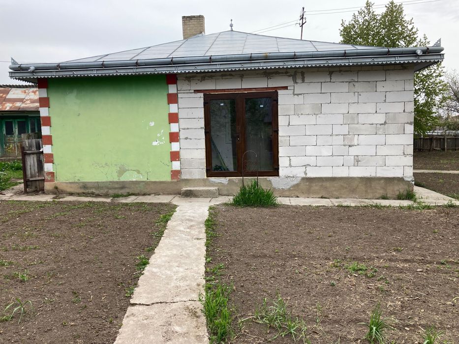 Casă + teren de vanzare