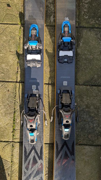 Vând schiuri Salomon QST 99 – 188 cm + legături SHIFT + piei Pomoca