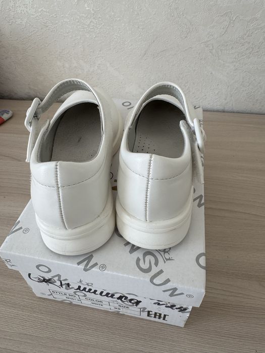 Продам туфли для девочки