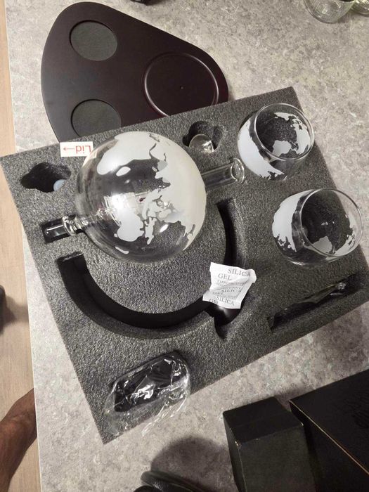 Чисто нов луксозен декантер сет за алкохол.