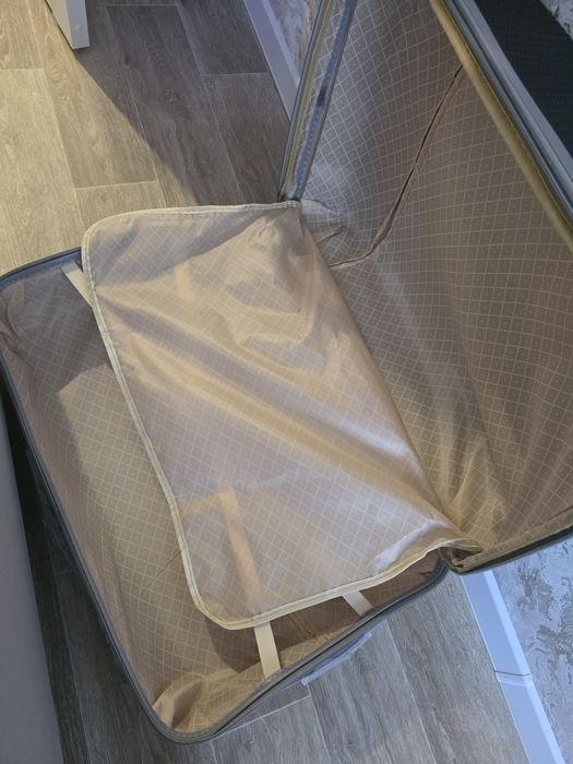 Продам чемодан поликарбонат