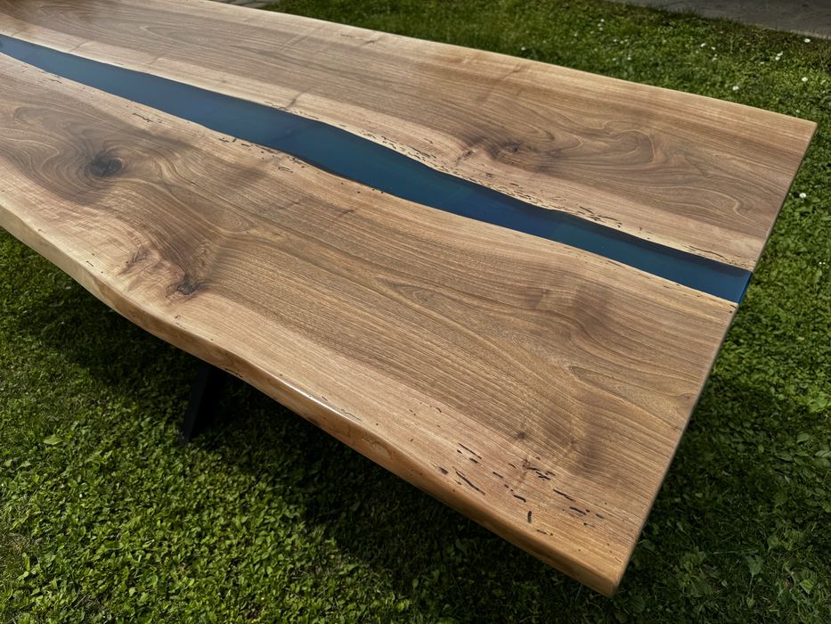Masa din lemn de nuc cu rasina