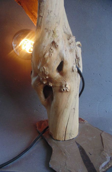 Скулптурна лампа от масивно планинско дърво