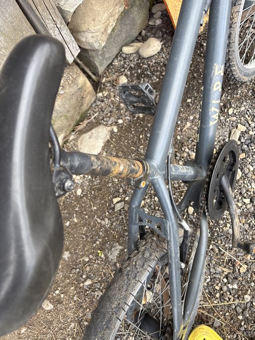 Vand bicicleta BMX cauciucu pe spate este de schimbat si bureti de la frâne in rest bună