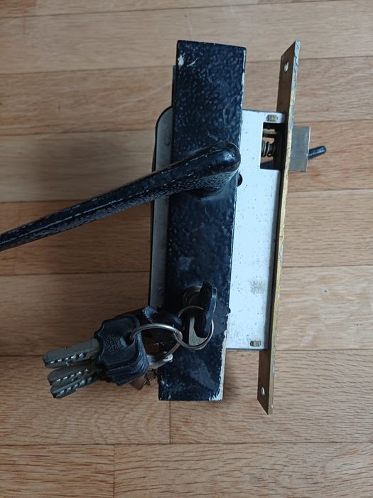 Брава за врата плюс патрон