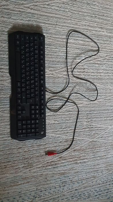 ПОЧТИ НОВАЯ Клавиатура игровая bloody