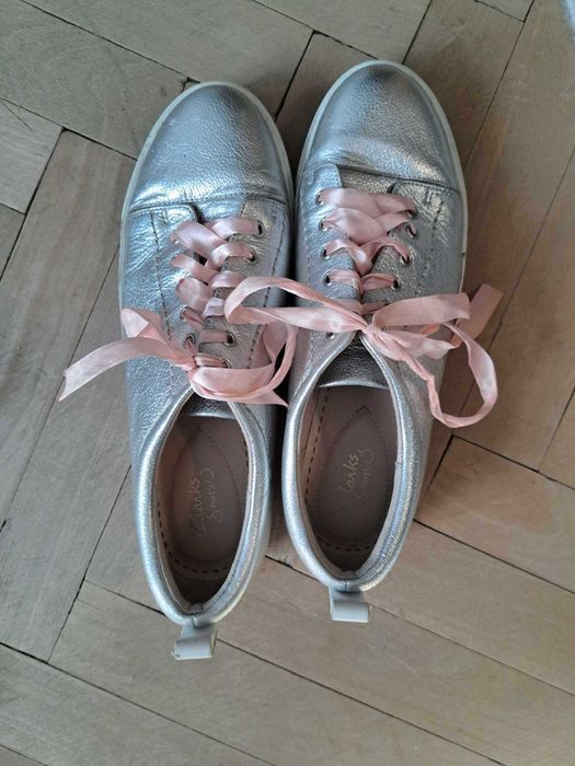 Продавам дамски обувки, тип гуменки!