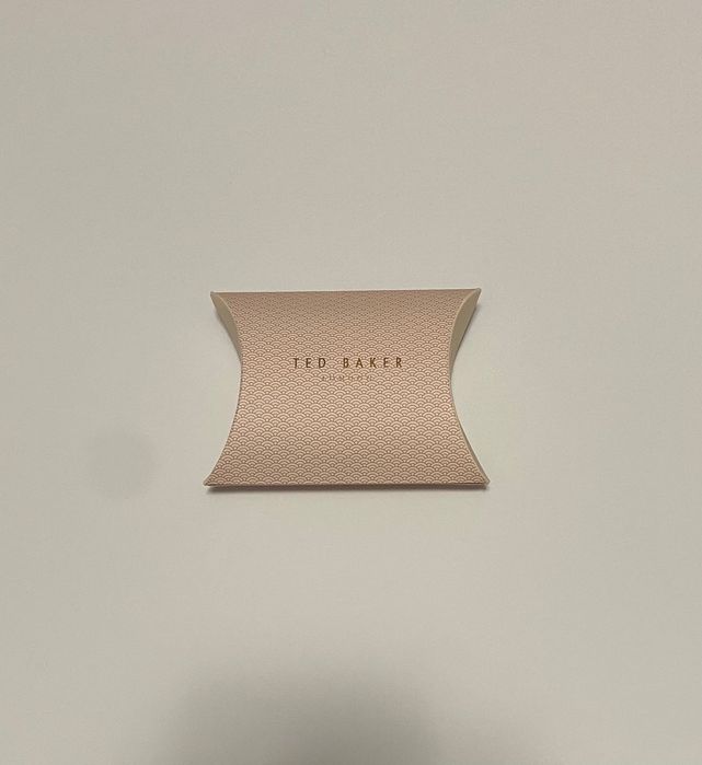 Твърда гривна Ted Baker с релефно лого в цвят розово злато