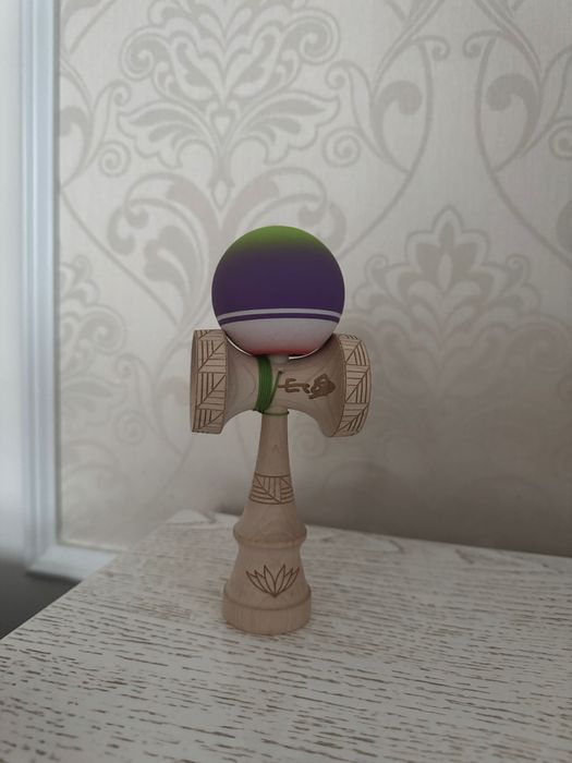Kendama, su lab joker cu ken et