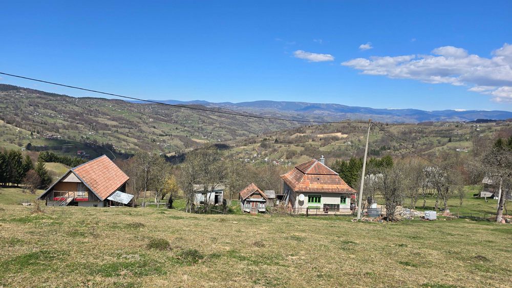 Teren la munte intravilan cu casa batraneasca sub pretul zonei, in Apuseni la granita judetelor Alba, Hunedoara, Bihor