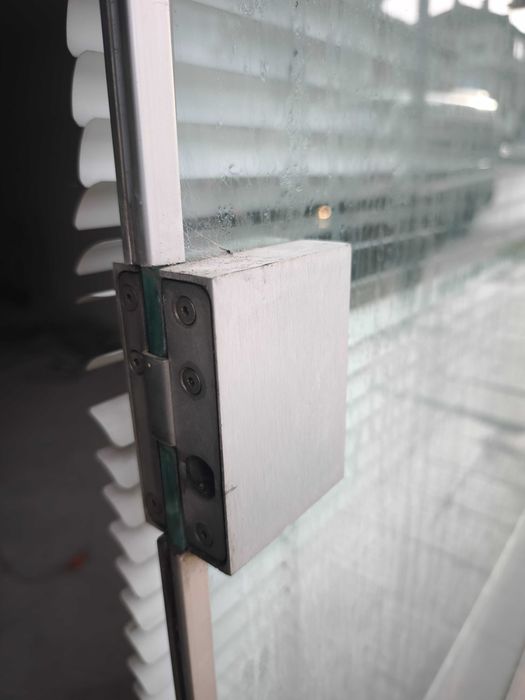 Готова стъклена витрина с врата – 10мм закалено стъкло + обков