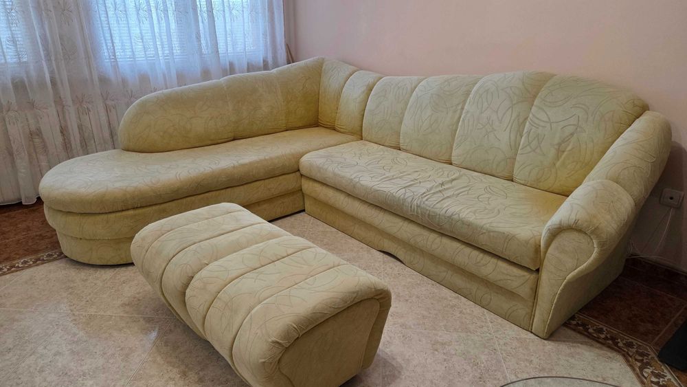 Продавам разтегателен диван с табуретки