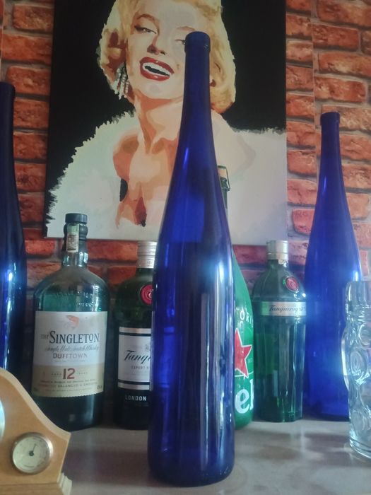 Синяя бутылка для декора.