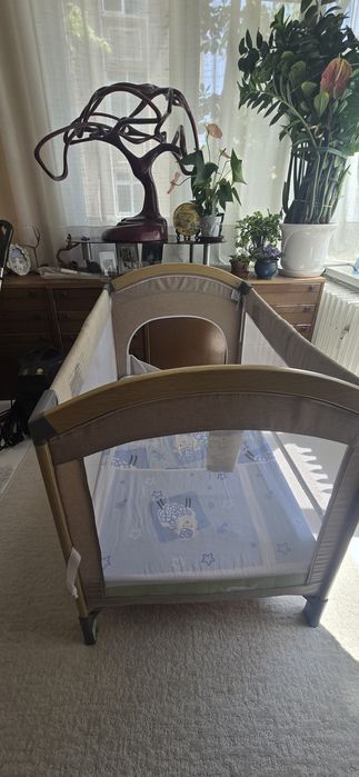 "Tender" на "Kikka Boo" е компактно сгъваемо легло на 2 нива