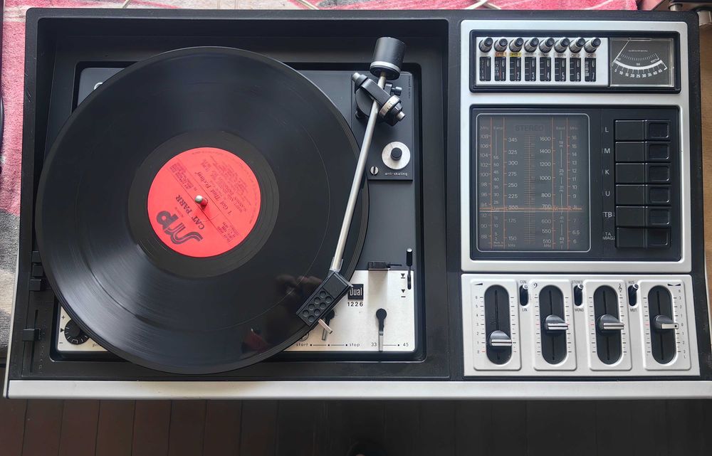 Стар модел радио с грамофон