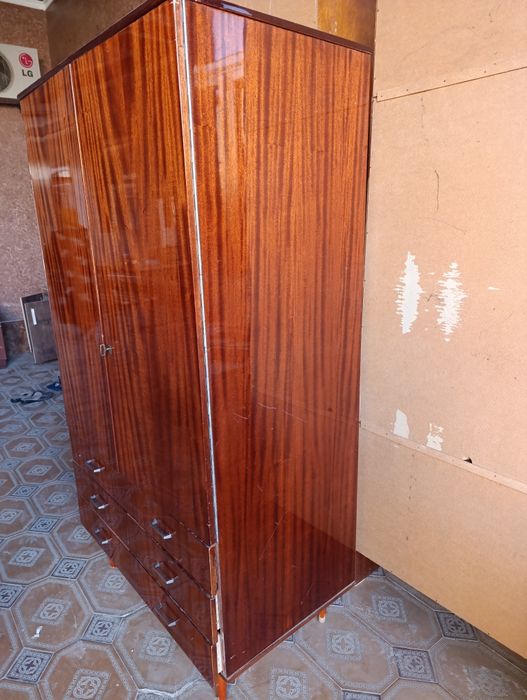 Шкаф из красного дерева