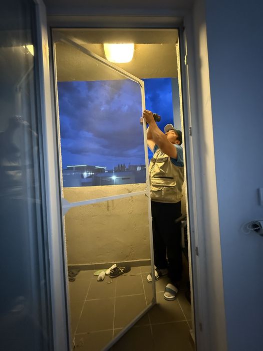 Оконные сетки  маскитные  решотки и ремонт окон
