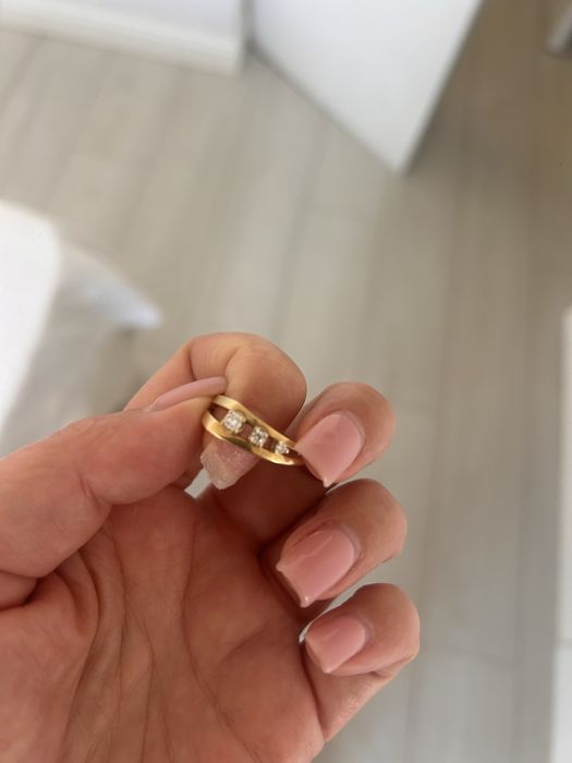 Продаю кольцо с бриллиантом