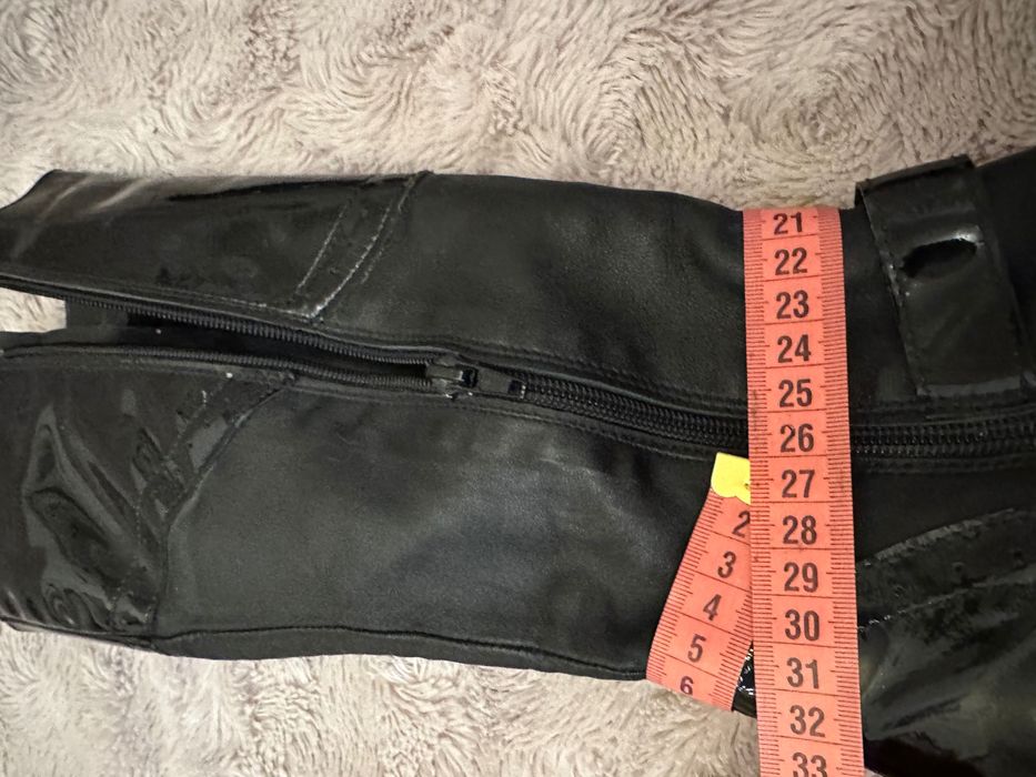 Cizme lungi nr 37, negre de piele cu ornamente de piele lacuita neagra