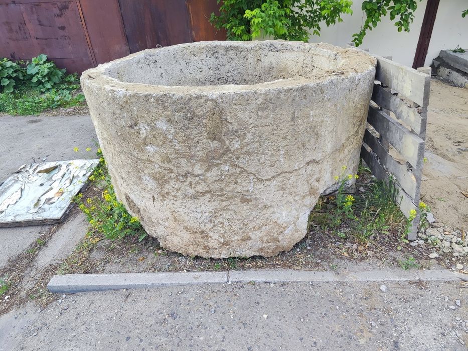 Продам бетонное кольцо с крышкой