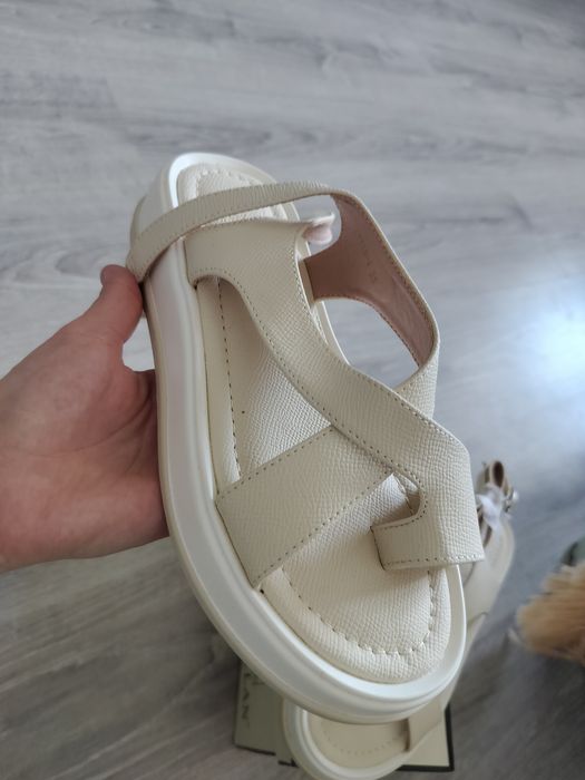 Продам сандали молочный цвет