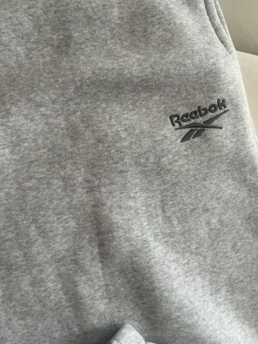 Продавам дамско долнище М размер